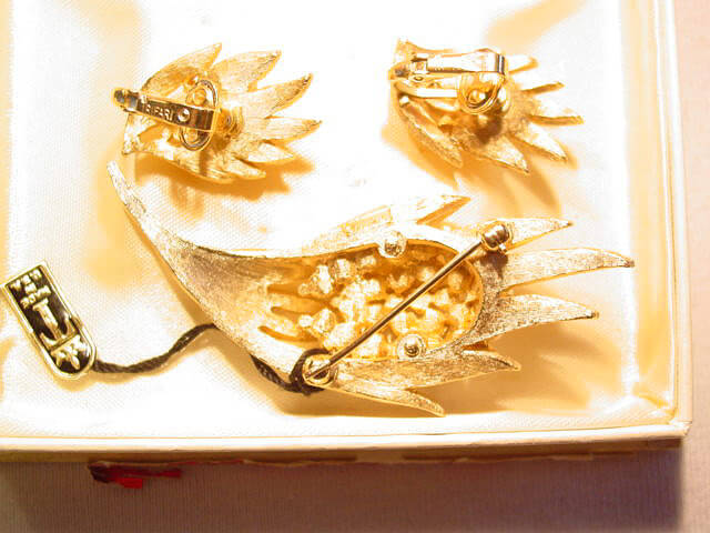 Trifari Goldtone Leaf Pin and Earrings Set in Original Box - Image 3