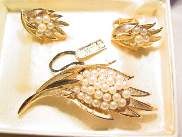 Trifari Goldtone Leaf Pin and Earrings Set in Original Box - Image 2