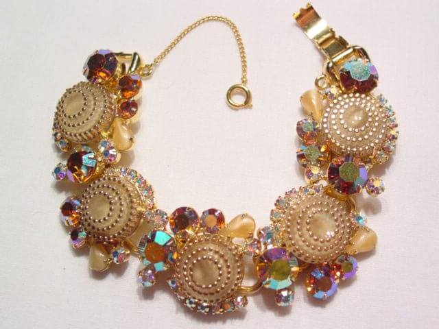Stunning Wedding Cake Aurora Borealis and Beige D&E (Juliana) Parure - Image 4