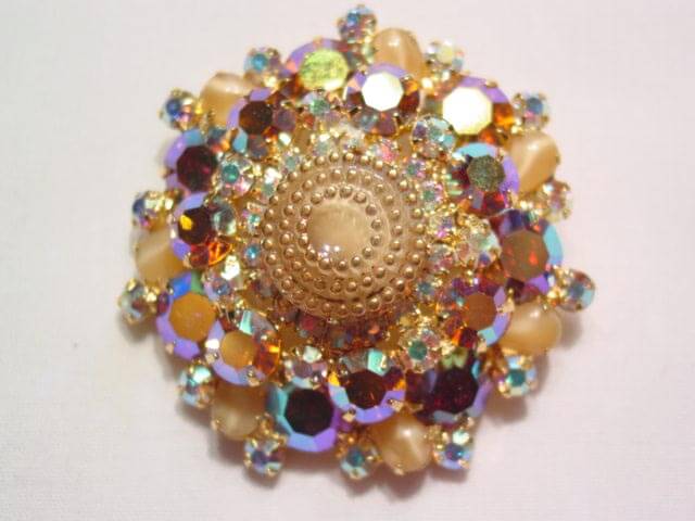 Stunning Wedding Cake Aurora Borealis and Beige D&E (Juliana) Parure - Image 5