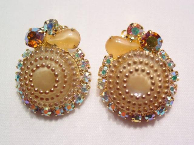 Stunning Wedding Cake Aurora Borealis and Beige D&E (Juliana) Parure - Image 6