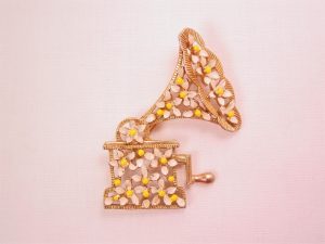 Lisner Daisy-Covered Gramophone Pin