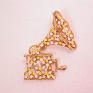 Lisner Daisy-Covered Gramophone Pin