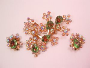 *Spectacular Beau Jewels Green and Crinkle Aurora Borealis Pin and Earrings Set