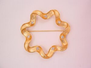 Sarah Coventry Round Ribbon Pin