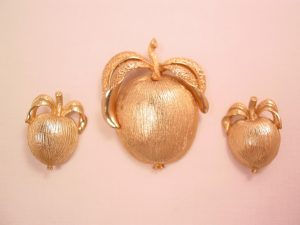 Sarah Coventry Golden Apple Pin and Earrings Set