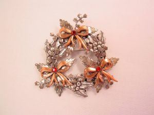 KC Silvertone Holly and Goldtone Bow Christmas Pin