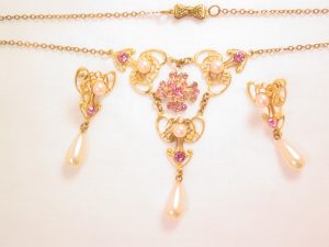Delicate Pink Rhinestone and Imitation Pearl Necklace and Earrings Set