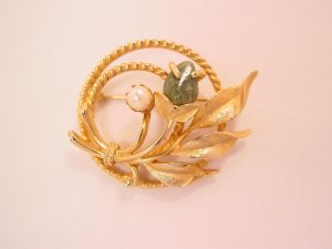 Sarah Coventry Jade and Pearl Round Floral Pin