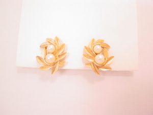 Avon Crescent-Shaped Brushed Goldtone Leaves and Pearls Earrings