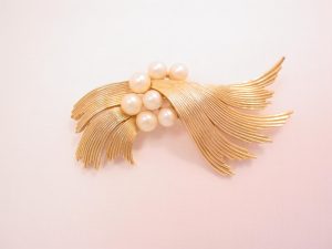 Trifari Imitation Pearl and Goldtone Ribbons Pin