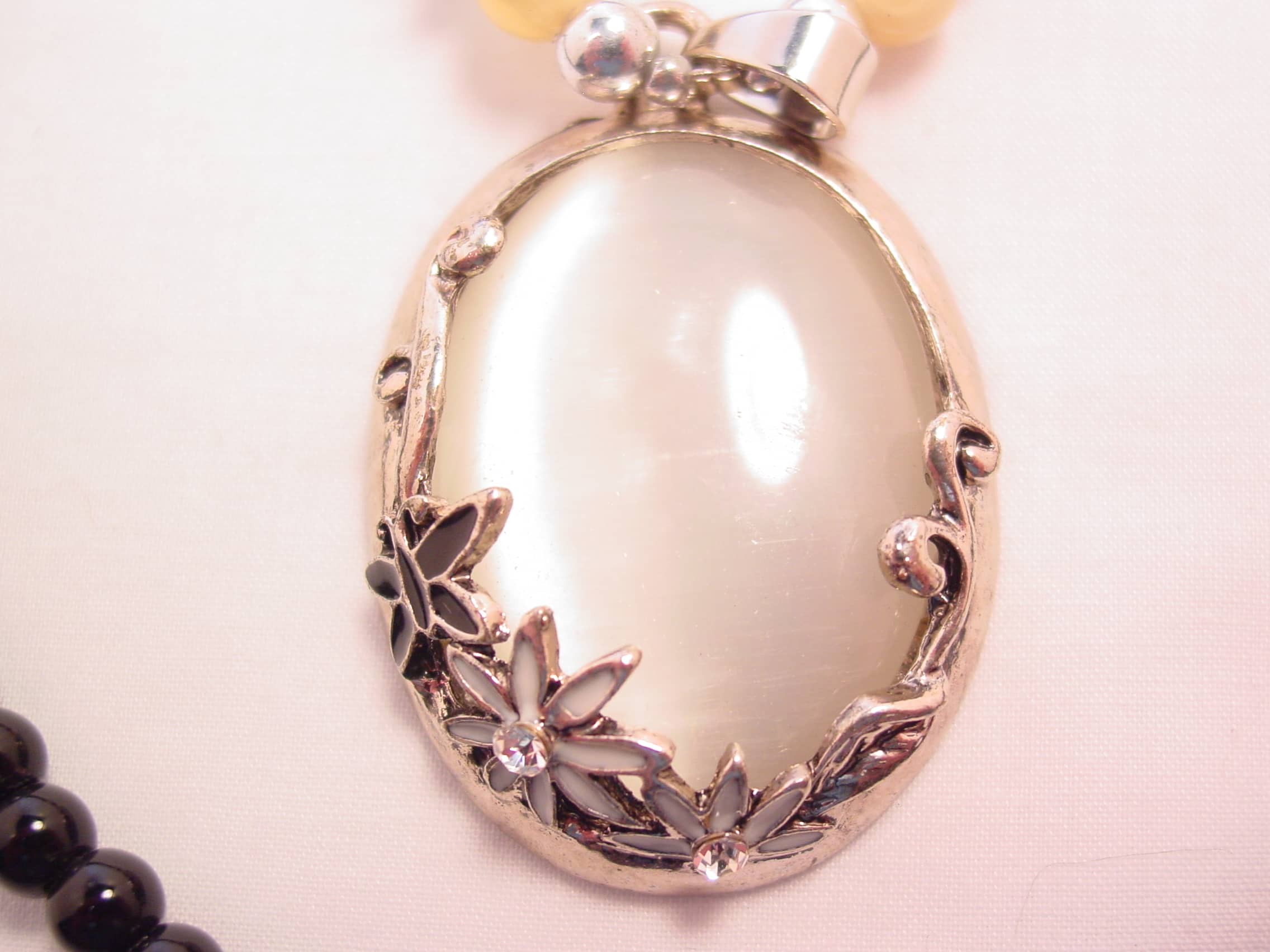 Cute White Opalescent Oval and Flowers Necklace - Image 5
