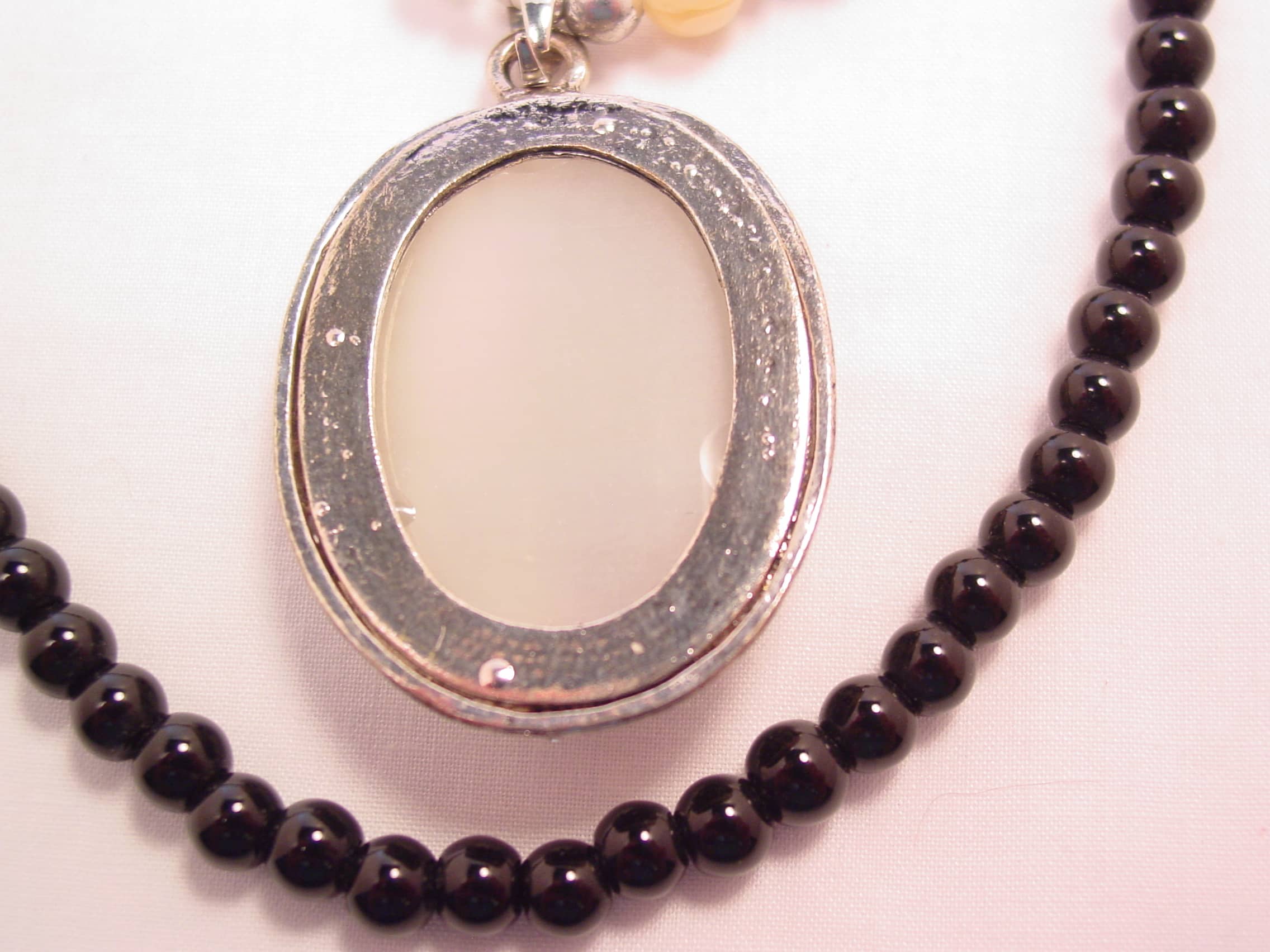 Cute White Opalescent Oval and Flowers Necklace - Image 6