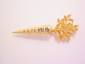 Tona Carrot Pin