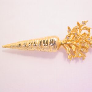 Tona Carrot Pin