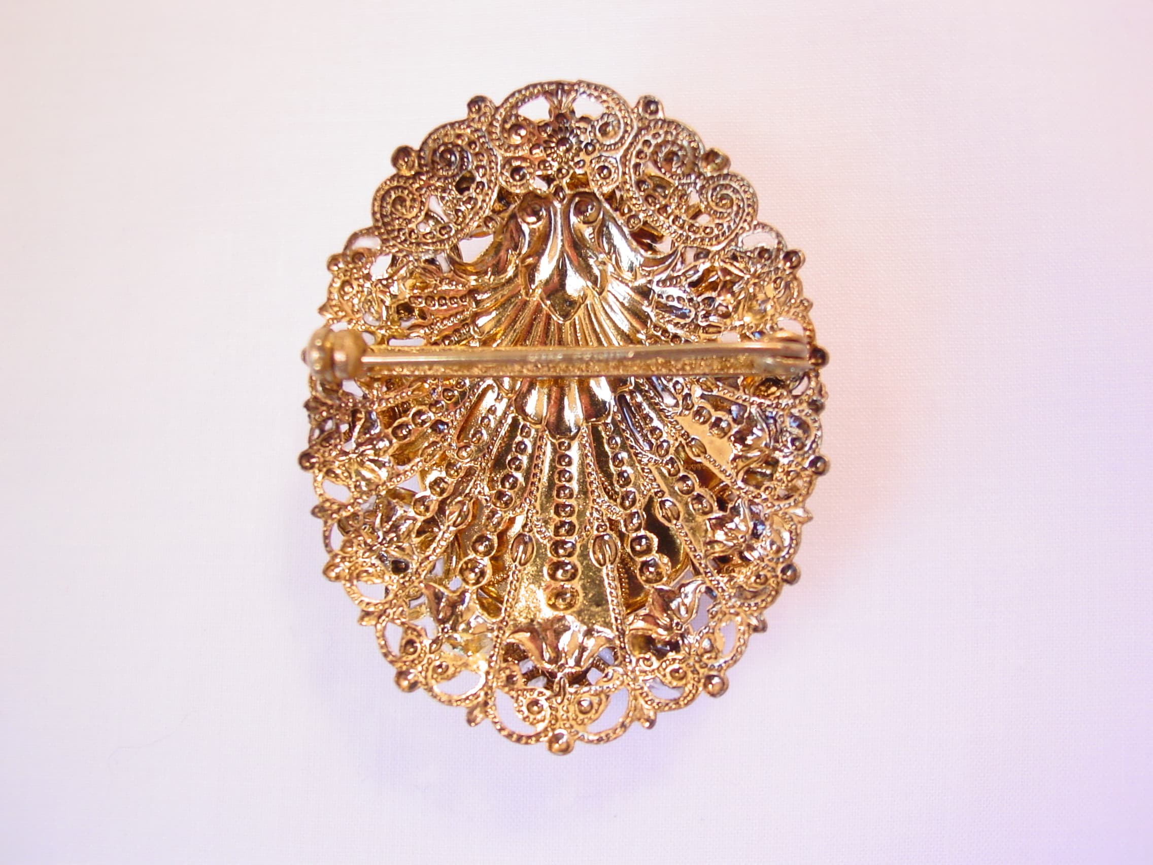 German 3-Layer Cameo and Goldtone Filigree Pin - Image 2