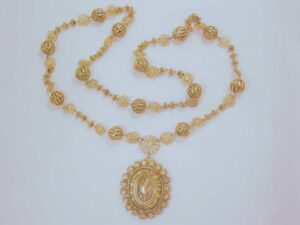 Stunning Goldtone Filigree Necklace with Filigree Edelweiss in Dome