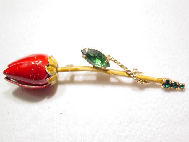 Red Rosebud Weiss Pin