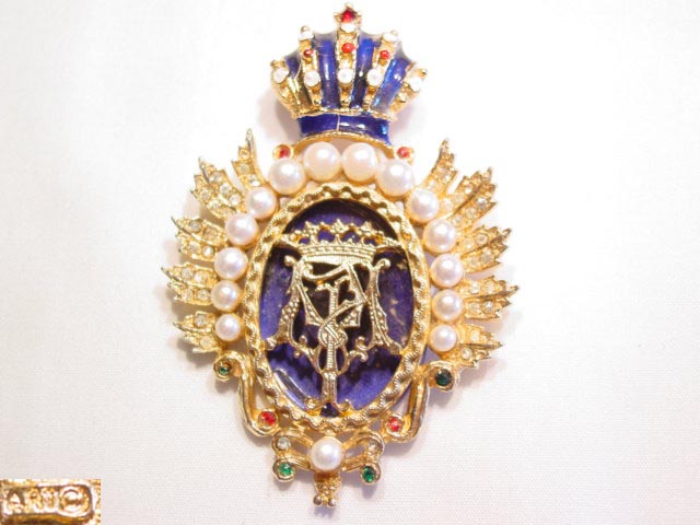 Regal Art Pin