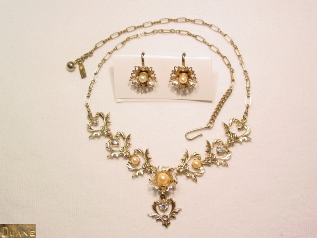 Frilly Duane Necklace and Earrings Set
