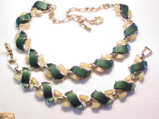 Green Leaf Thermoset Star Bracelet and Necklace Set
