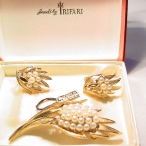 Trifari Goldtone Leaf Pin and Earrings Set in Original Box