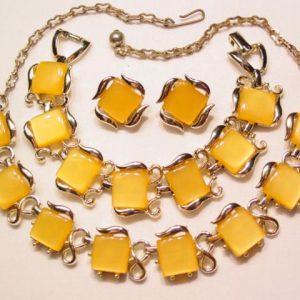 Beautiful Butterscotch Thermoset Parure