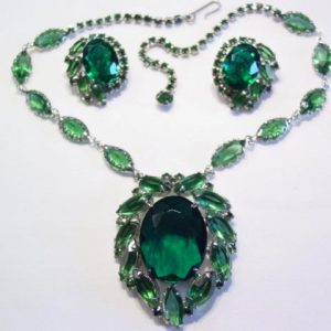 Fantastic Emerald Green Necklace and Earrings Set