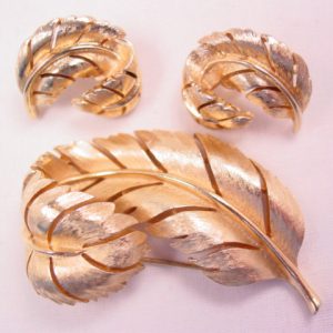Goldtone Trifari Curled Feather Pin and Earrings Set