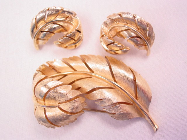 Goldtone Trifari Curled Feather Pin and Earrings Set